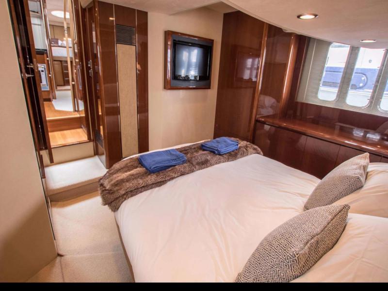 Book yachts online - motorboat - Princess 54 Fly - Esmeralda - rent