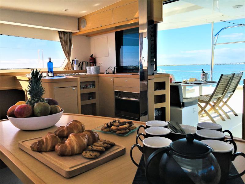 Book yachts online - catamaran - Lagoon 42 - Aero - rent