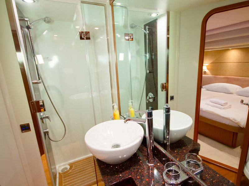 Book yachts online - motorboat - Princess 62 - Pamango - rent