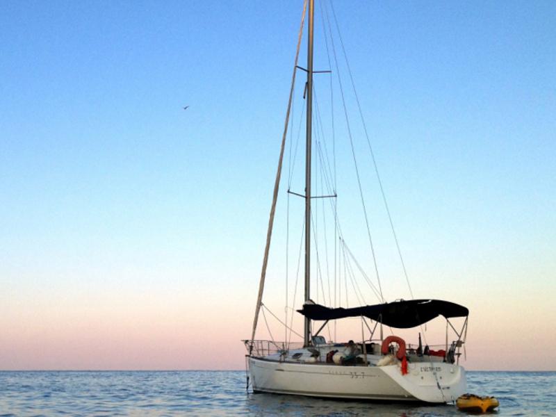 Book yachts online - sailboat - First 33.7 - L`últim ris - rent