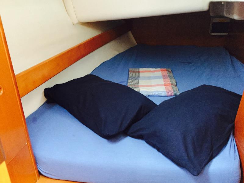 Book yachts online - sailboat - First 33.7 - L`últim ris - rent