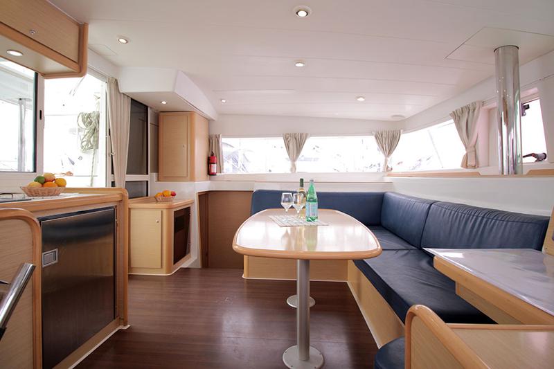Book yachts online - catamaran - Lagoon 400 - Delfis - rent