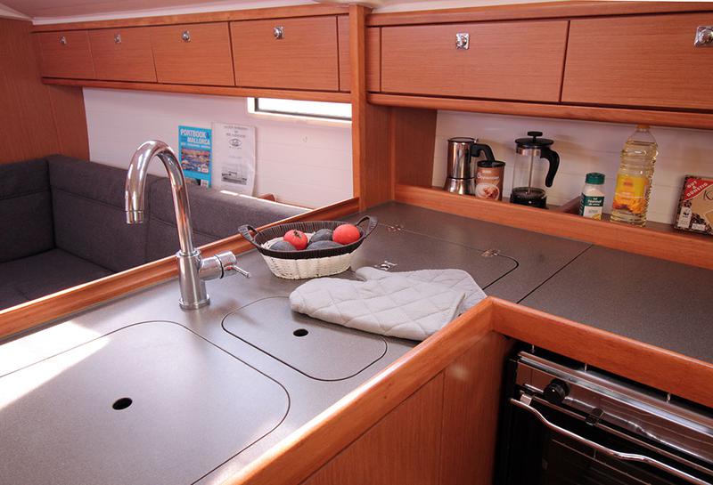 Book yachts online - sailboat - Bavaria Cruiser 37 6 - Chilly Lilly - rent