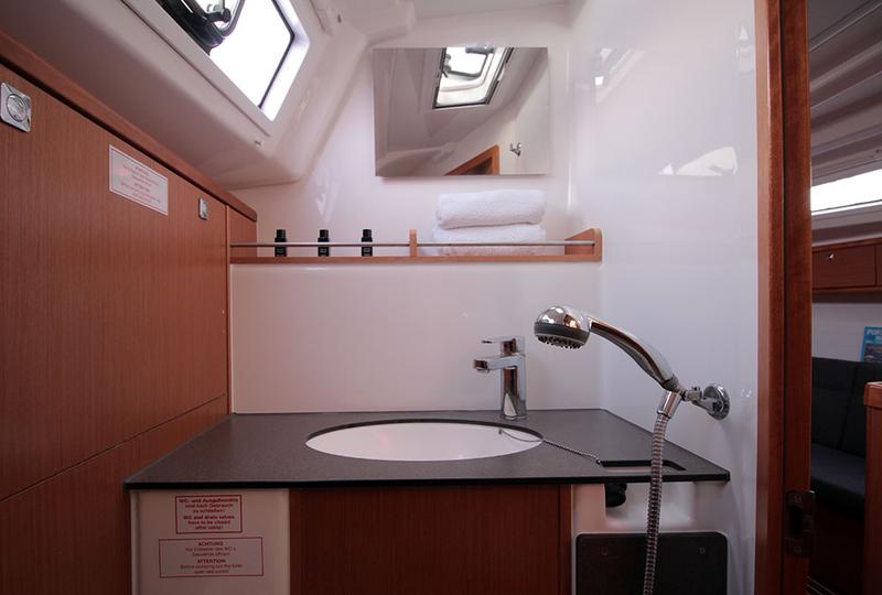 Book yachts online - sailboat - Bavaria Cruiser 37 6 - Chilly Lilly - rent