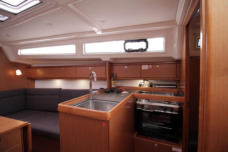 Book yachts online - sailboat - Bavaria Cruiser 33 - Callisto  - rent
