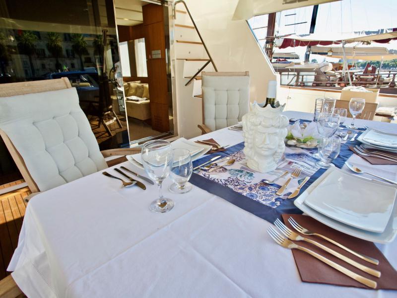 Book yachts online - motorboat - Aicon 75 - Lutetia - rent