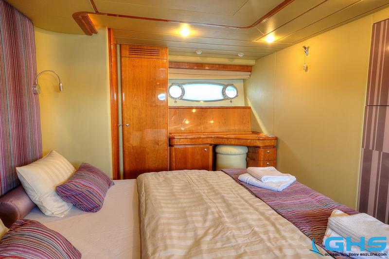 Book yachts online - motorboat - Ferretti 680 - Estella GENERALLY REFIT 2013 - rent