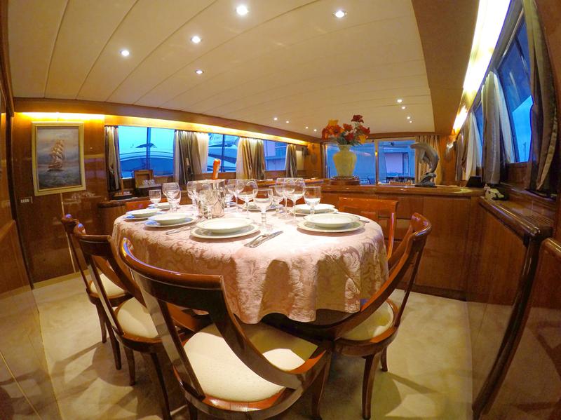 Book yachts online - motorboat - Falcon 76 - Lady Bibi - rent