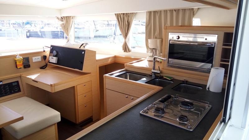 Book yachts online - catamaran - Lagoon 400 S2 - Pasiphae - rent