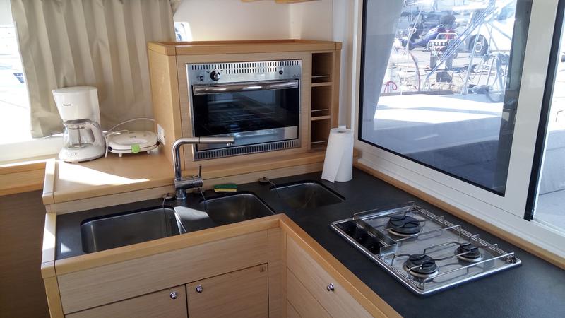 Book yachts online - catamaran - Lagoon 400 S2 - Pasiphae - rent