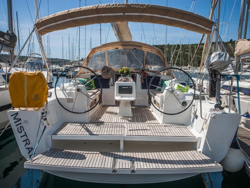 Book yachts online - sailboat - Dufour 410 Grand Large - MISTRAL new sails 2018 - rent