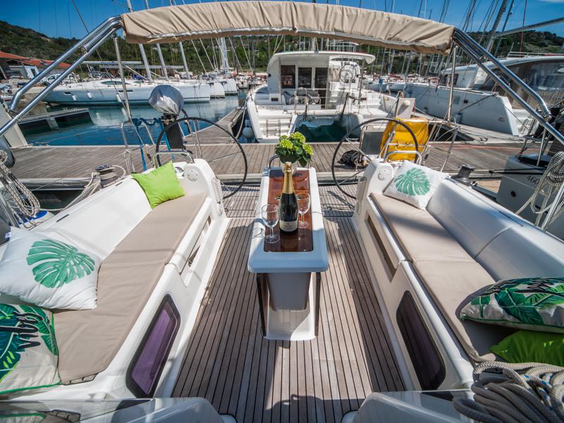 Book yachts online - sailboat - Dufour 410 Grand Large - MISTRAL new sails 2018 - rent