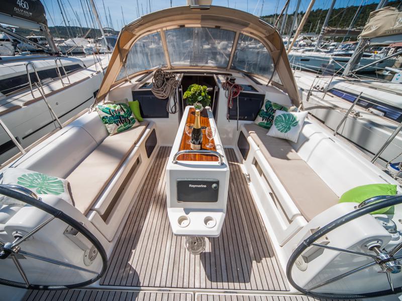 Book yachts online - sailboat - Dufour 410 Grand Large - MISTRAL new sails 2018 - rent