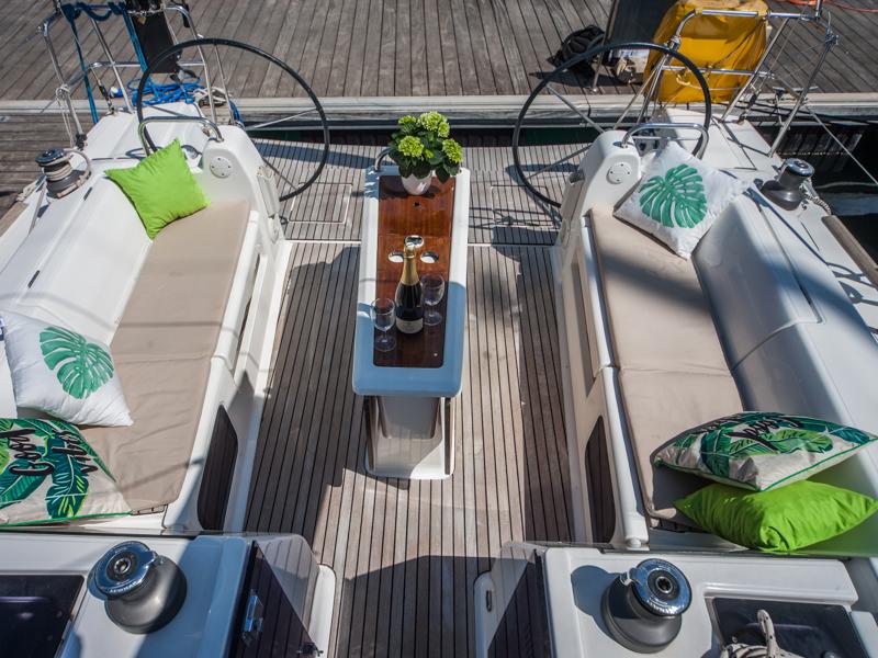 Book yachts online - sailboat - Dufour 410 Grand Large - MISTRAL new sails 2018 - rent