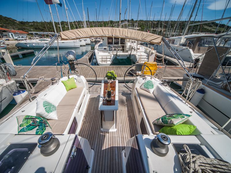 Book yachts online - sailboat - Dufour 410 Grand Large - MISTRAL new sails 2018 - rent