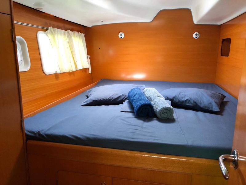 Book yachts online - catamaran - Lagoon 380 S2 - Lucky Seven (refit 2018) - rent