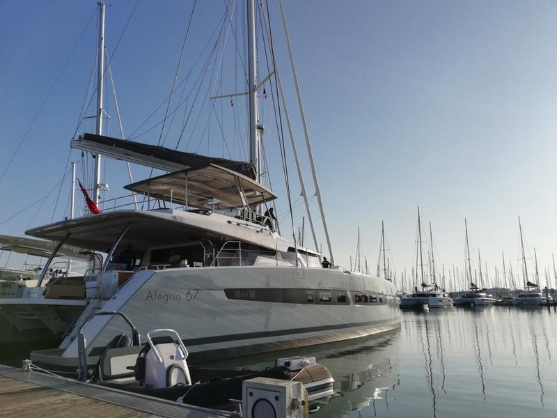 Book yachts online - catamaran - Fountaine Pajot Alegria 67 - Isola - rent