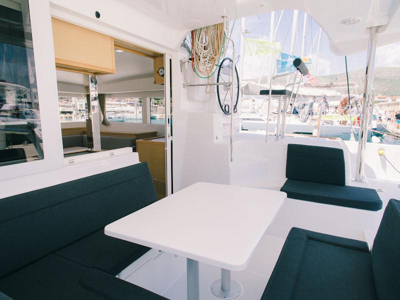 Book yachts online - catamaran - Lagoon 39 - Monique - rent