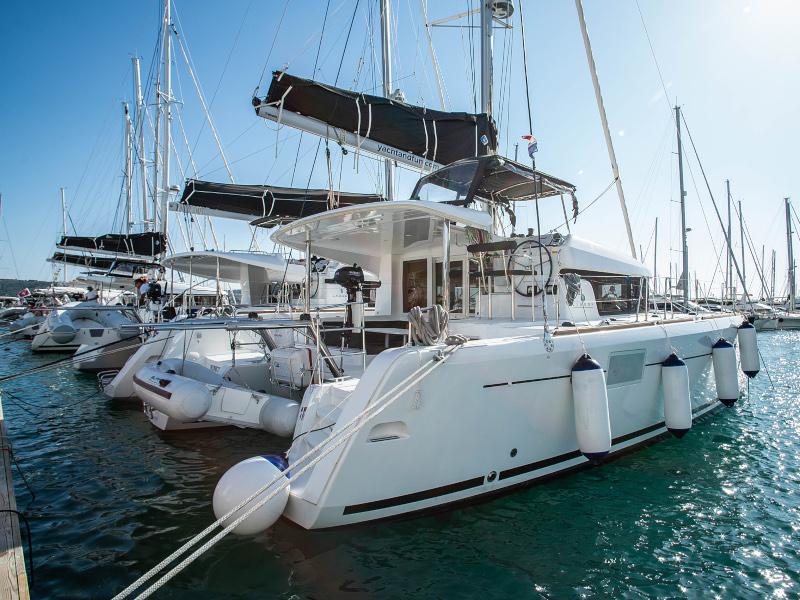 Book yachts online - catamaran - Lagoon 39 - Monique - rent