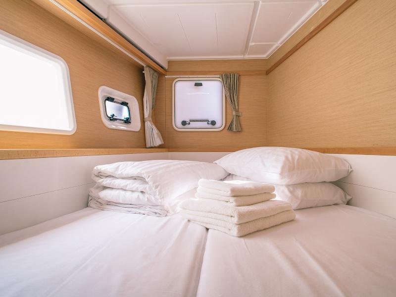 Book yachts online - catamaran - Lagoon 39 - Monique - rent