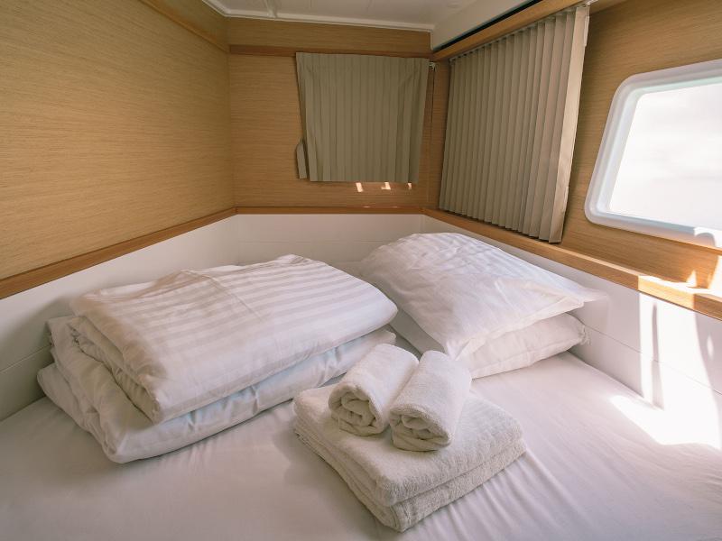 Book yachts online - catamaran - Lagoon 39 - Monique - rent