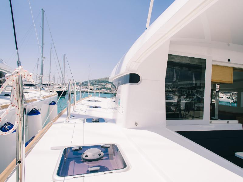 Book yachts online - catamaran - Lagoon 39 - Monique - rent