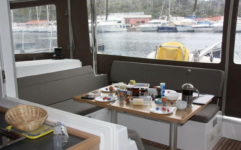 Book yachts online - catamaran - Lagoon 400 S2 - Luna Lu (PMI) - rent