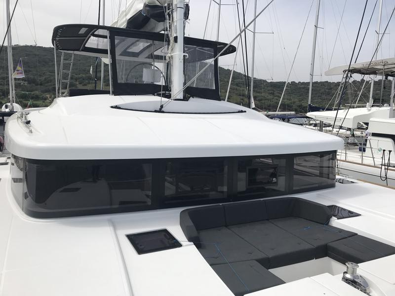 Book yachts online - catamaran - Lagoon 52F - 6 cab - Dugongo II (SXM) (6 cab + 1 crew) (A/C, WM, Generator, Inverter, Tender Lift) - rent
