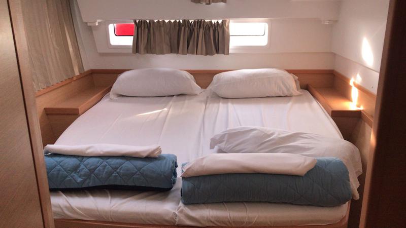 Book yachts online - catamaran - Lagoon 42 - Benetnash II (GND) (A/C, WM, Generator, Inverter) - rent