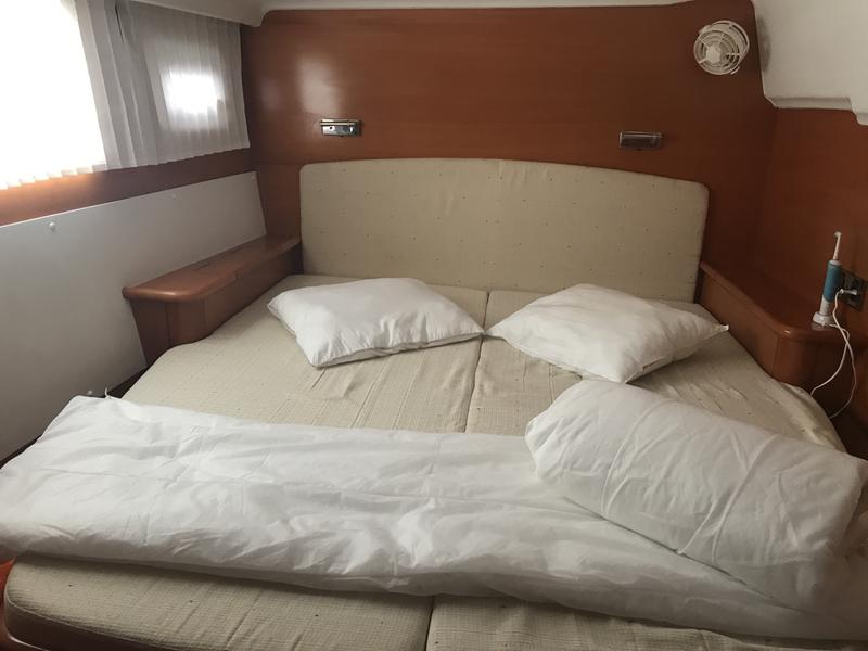 Book yachts online - catamaran - Lagoon 440 - Isis (Generator) - rent