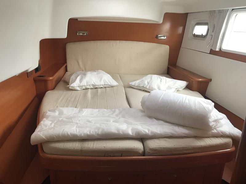 Book yachts online - catamaran - Lagoon 440 - Isis (Generator) - rent