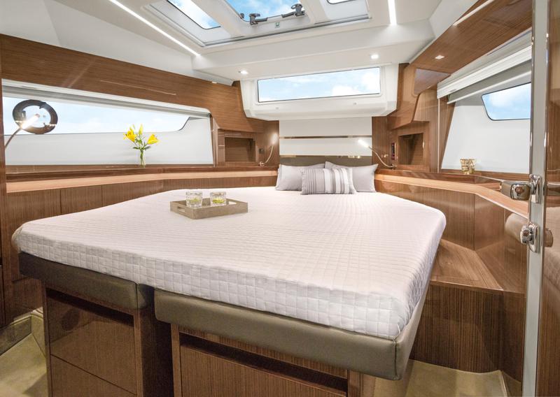 Book yachts online - motorboat - Sealine F430 - BLUE LAGOON - rent