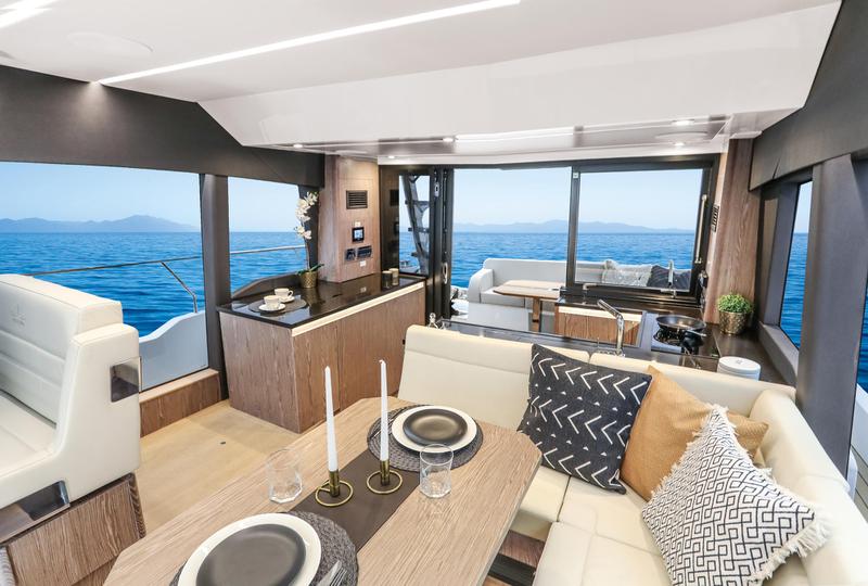 Book yachts online - motorboat - Sealine F430 - BLUE LAGOON - rent