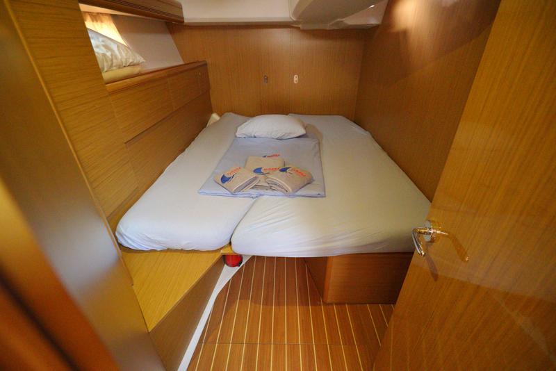 Book yachts online - sailboat - Jeanneau 53 - Sugar Baby - rent