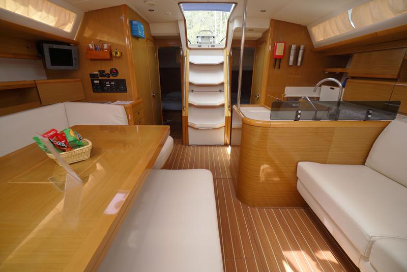 Book yachts online - sailboat - Jeanneau 53 - Sugar Baby - rent