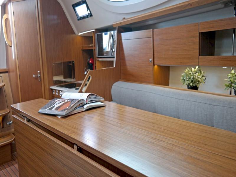 Book yachts online - sailboat - Maxus 33.1 RS Prestige - WIKTORIA - rent