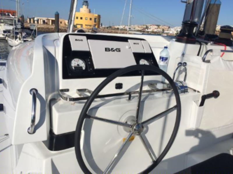 Book yachts online - catamaran - Lagoon 42 - Mares - rent