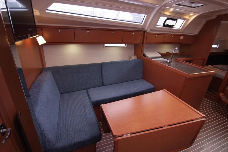 Book yachts online - sailboat - Bavaria Cruiser 37 - JUGO - rent