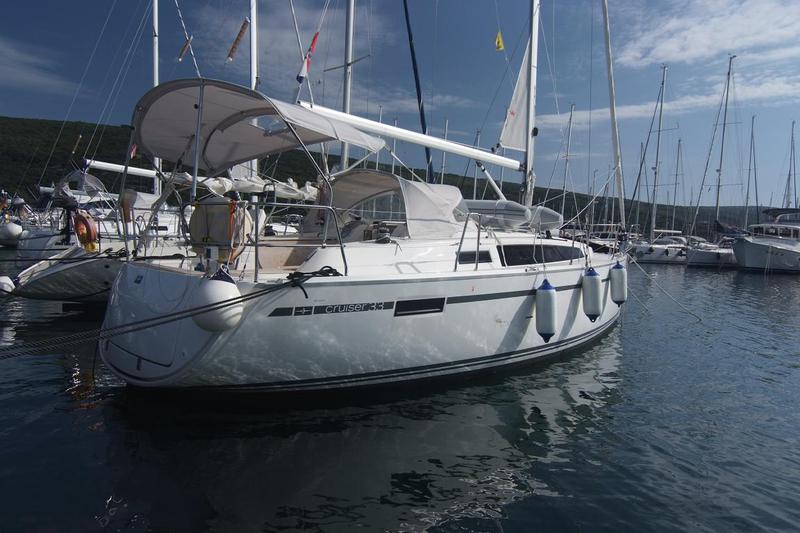 Book yachts online - sailboat - Bavaria Cruiser 33 - LAHOR - rent