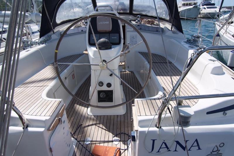 Book yachts online - sailboat - Bavaria 37 Cruiser - JANA - rent