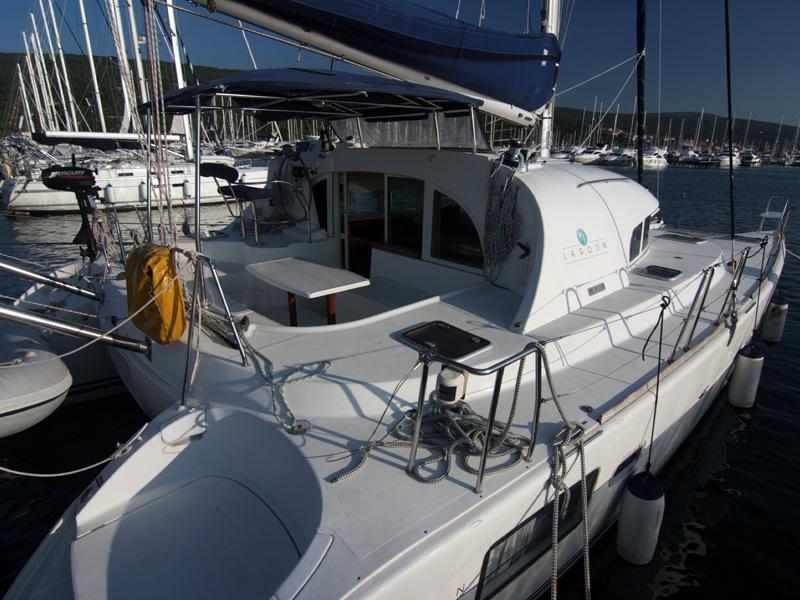 Book yachts online - catamaran - Lagoon 380 S2 (4+2 cab) - RELAX - rent