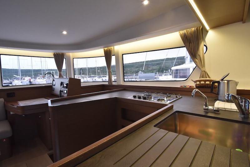 Book yachts online - catamaran - Lagoon 42 - LOLINA - rent
