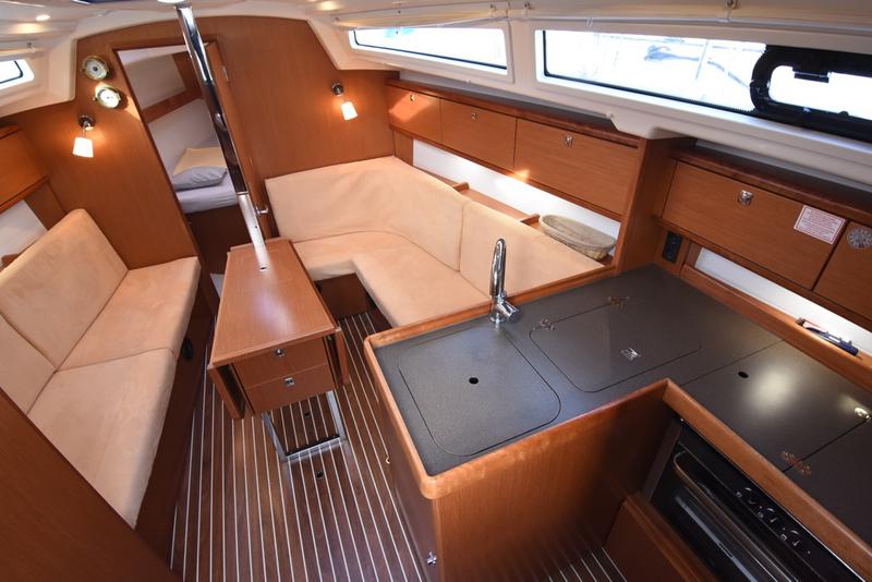 Book yachts online - sailboat - Bavaria Cruiser 34 - TALASSA - rent