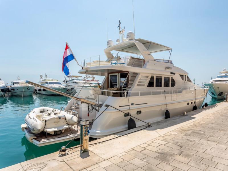 Book yachts online - motorboat - Moonen 65 - Petar - rent