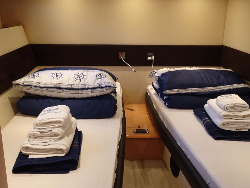 Book yachts online - motorboat - Azimut 50 - Blue Marina - rent