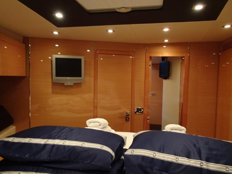 Book yachts online - motorboat - Azimut 50 - Blue Marina - rent