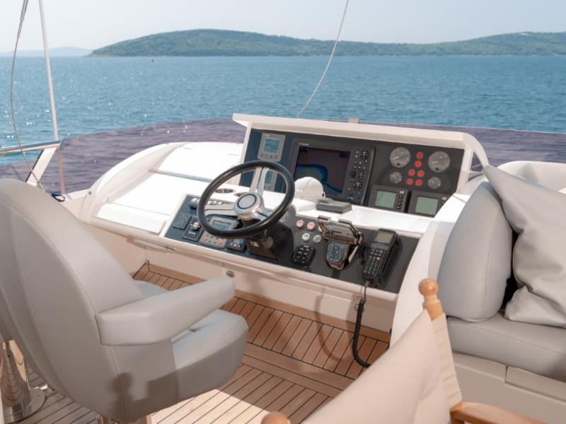Book yachts online - motorboat - Princess 72 Fly - Champion - rent