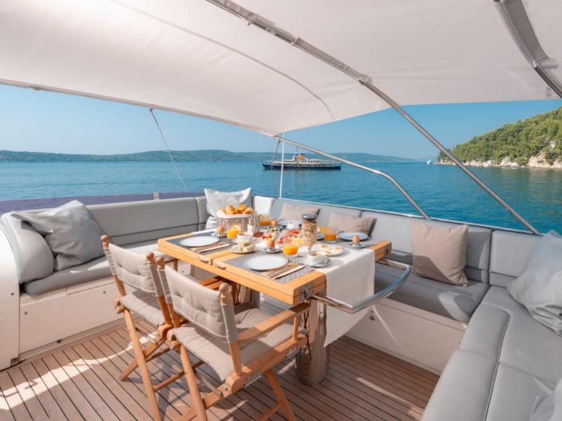Book yachts online - motorboat - Princess 72 Fly - Champion - rent