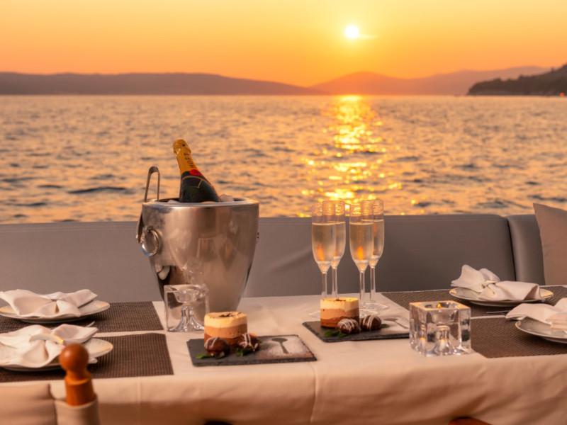 Book yachts online - motorboat - Princess 72 Fly - Champion - rent