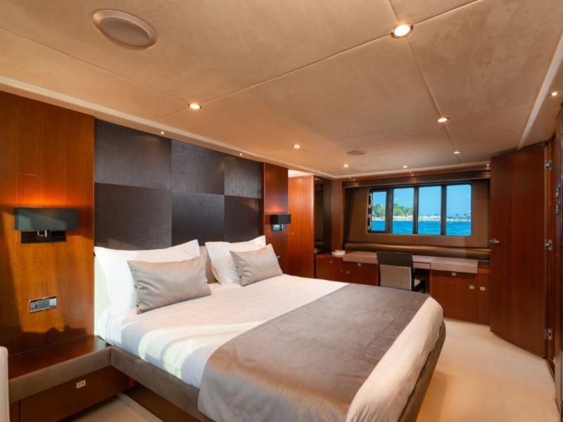 Book yachts online - motorboat - Princess 72 Fly - Champion - rent